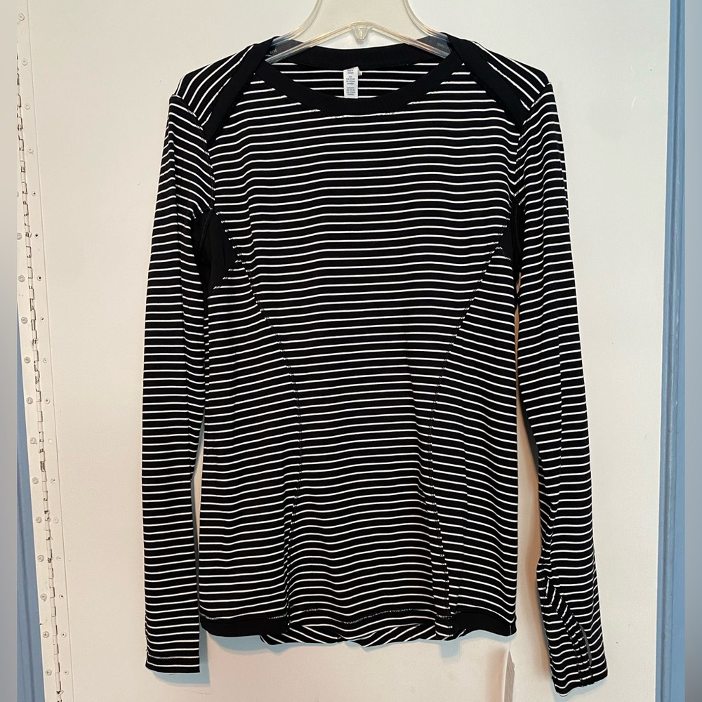 NWT LULULEMON ATHLETICA Blk/Wht Stripe Base Runner LS Top. Size 12. THUMBHOLES!
